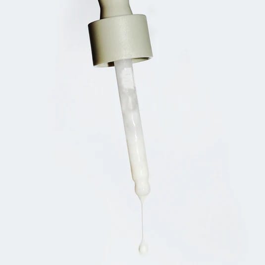 Tekstura mliječnog seruma NERDS Hyperpigmentation Serum