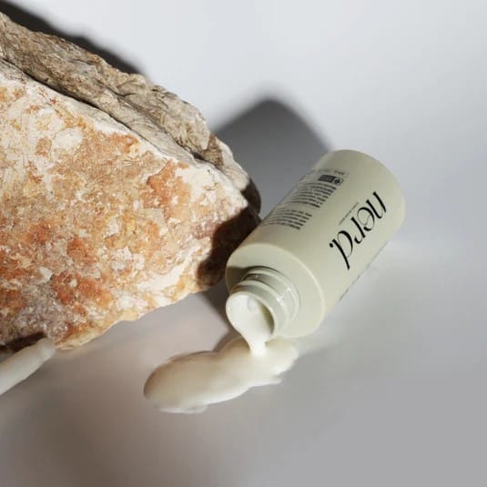 NERDS posvjetljujući serum protiv hiperpigmentacija i diskoloracija kože