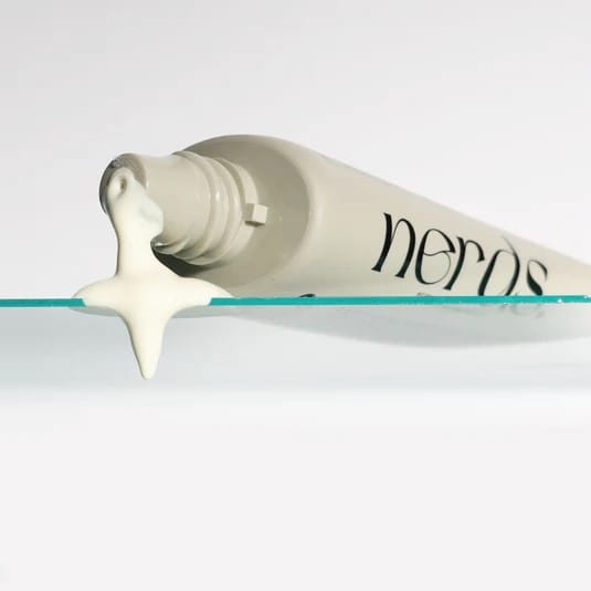 Tekstura lagane UV kreme NERDS bez bijelog traga