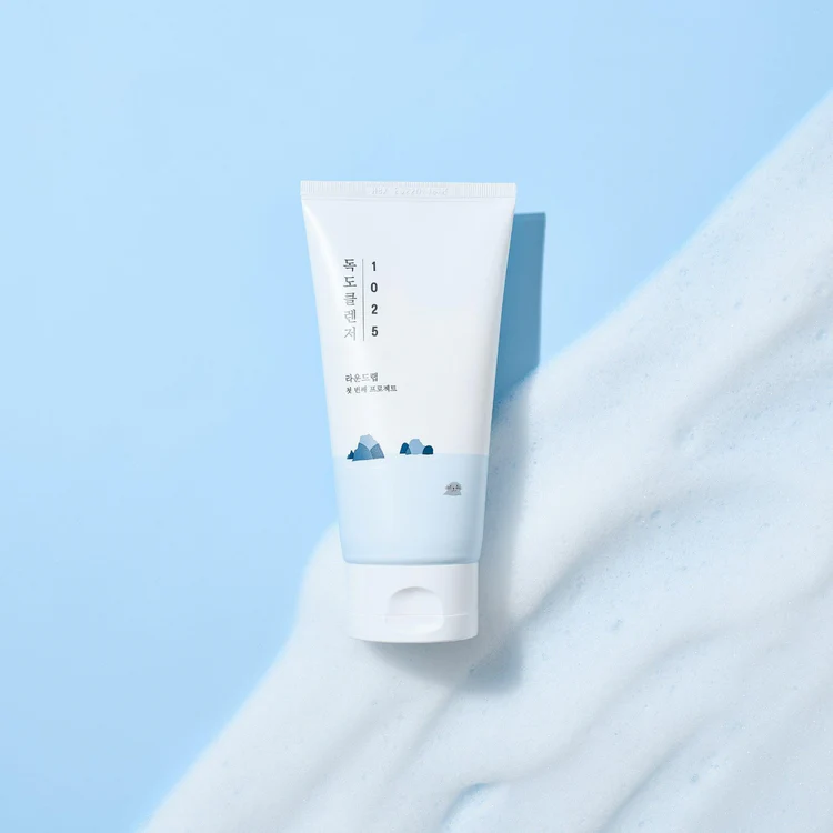 Bogat i nježan pjenasti čistač Round Lab Dokdo Cleanser